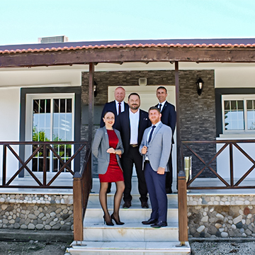我们在凯里尼亚 (Girne) 办公室的员工